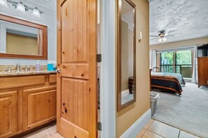 2 sovrum, skrivbord, resesäng och wi-fi