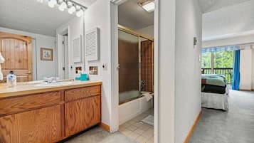 2 slaapkamers, een bureau, reisbedje, wifi