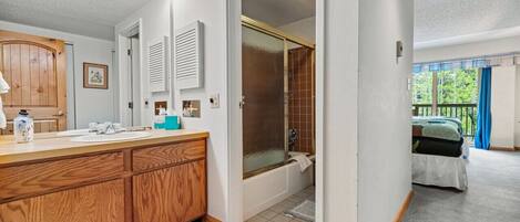 2 bedrooms, desk, travel cot, WiFi