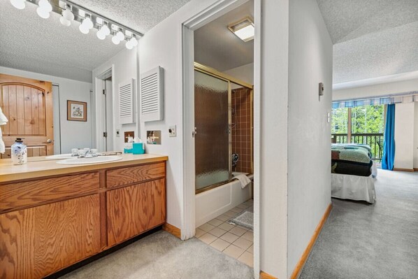 2 bedrooms, desk, travel cot, WiFi