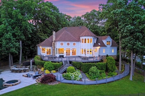 Private Dock, Pool + Hottub, Game Room, Firepit Paradise Pointe by Avantstay