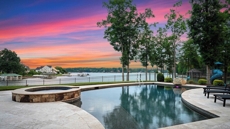 Paradise Pointe by Avantstay Lakefront + Views + Playset