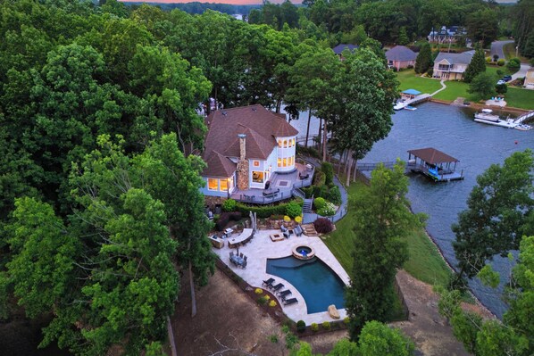 A house with a swimming pool surrounded by lush greenery and a dock. - Private Dock, Pool + Hottub, Game Room, Firepit Paradise Pointe by Avantstay (Sherrills Ford)
