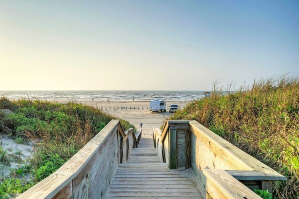 Interior - Steps to Beach, Balcony, Ocean View Golf Cart Zone Casa Rosada by Avantstay (Port Aransas)