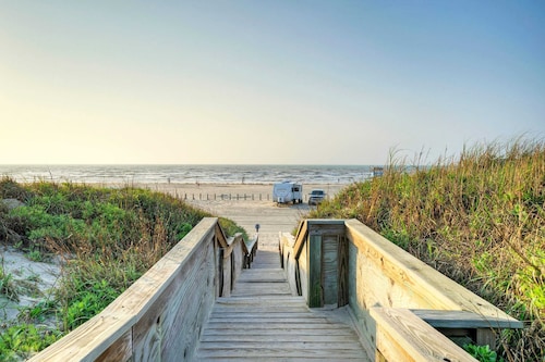 Steps to Beach, Balcony, Ocean View Golf Cart Zone Casa Rosada by Avantstay