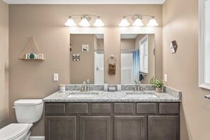 Bathroom - Wildrun by Avantstay Family-friendly Cabin (Albrightsville)