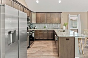 Fridge, microwave, oven, stovetop - Wildrun by Avantstay Family-friendly Cabin (Albrightsville)