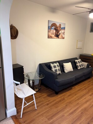 Smart TV - Comfy One Bedroom Apartment with a Den Room near Grove St PATH Station (Jersey City)