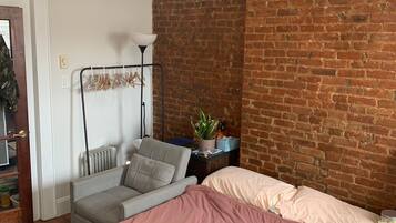 1 slaapkamer, een strijkplank/strijkijzer, wifi, beddengoed