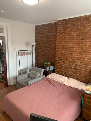 1 slaapkamer, een strijkplank/strijkijzer, wifi, beddengoed