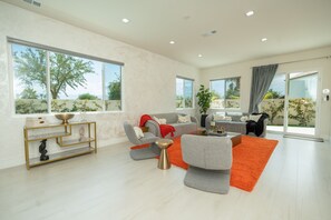 Smart TV, fireplace, table football, ping pong - Hideaway Paradise 15 min to Coachella Stagecoach (Indio)