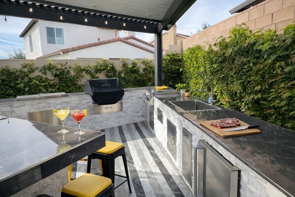 Outdoor dining - The Hideaway Sleeps 23• Huge Glass Pool •Casio•Hike•Golf•Game Area (Indio)