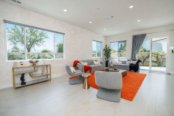 Smart TV, fireplace, foosball, table tennis - The Hideaway Sleeps 23• Huge Glass Pool •Casio•Hike•Golf•Game Area (Indio)
