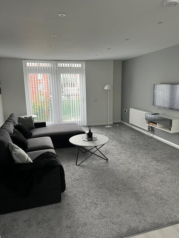 Living area - Home away from home.
Stylish and modern apartment with proximity to airport.
(London)