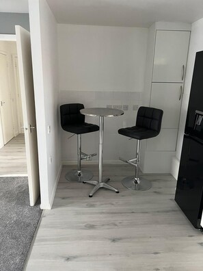 Dining - Home away from home.
Stylish and modern apartment with proximity to airport.
(London)