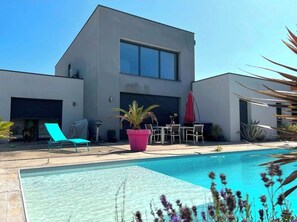 Pool - Architect-designed villa with heated pool near the Charente and beaches, sleeps 4 (Saintes)