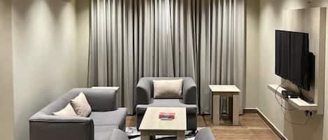 Een 50-inch ledtelevisie met satellietzenders