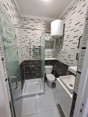 Regadera, secadora de cabello, toallas, jabón 