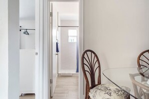 Interior - New & Blue - 2 blocks to the beach (Pompano Beach)