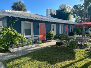 Exterior - New & Blue - 2 blocks to the beach (Pompano Beach)