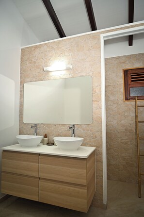 Serviettes fournies, savon, papier toilette