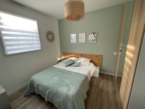 4 bedrooms, desk, free WiFi, bed sheets