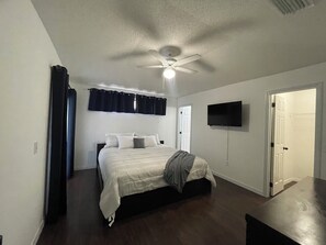 4 bedrooms, desk, iron/ironing board, free WiFi