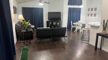 Una Smart TV, videojuegos, una mesa de tenis de mesa