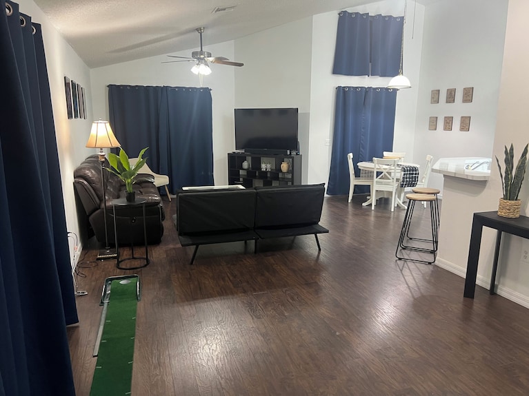 Disney Themed Single Family Home, Private Pool, 15 Mins From Disney & Sleeps 10 - Kissimmee