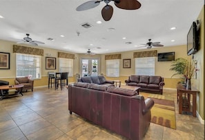 Smart TV, video games, ping pong - Disney Themed Single Family Home, Private Pool, 15 Mins From Disney & Sleeps 10 (Kissimmee)