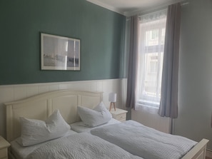 2 bedrooms, travel crib, WiFi, bed sheets - Familienfreundliche Ferienwohnung in der Altstadt von Güstrow (Güstrow)