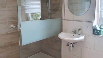 Dusche, Haartrockner, Handtücher, Seife