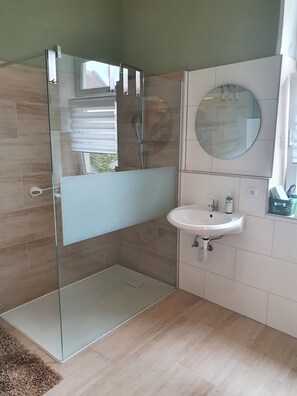 Dusche, Haartrockner, Handtücher, Seife