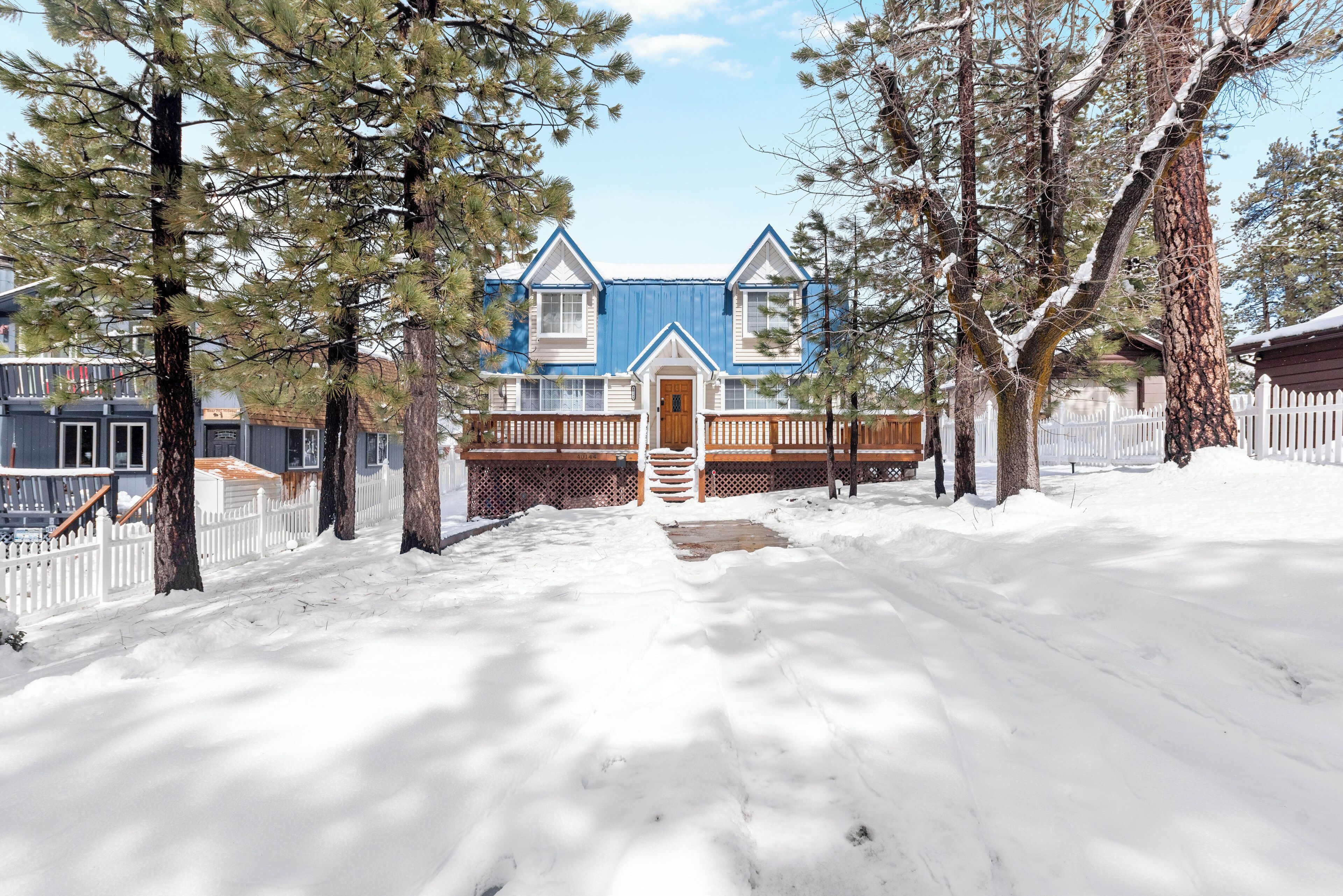 Hillcrest HappyNest - Hot Tub, Fire Pit, Gas BBQ, Pet-Friendly!