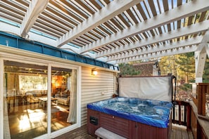 Terrace/patio - Hillcrest HappyNest - Hot Tub, Fire Pit, Gas BBQ, Pet-Friendly! (Big Bear Lake)