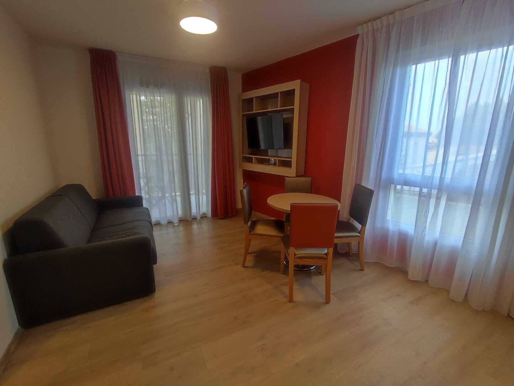 Appartement | Woonruimte | Een 32-inch flatscreentelevisie met satellietzenders