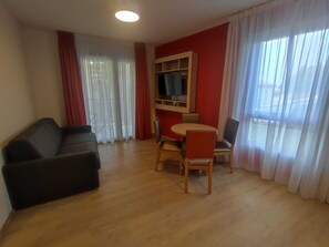 Apartment | Living area | 32-inch flat-screen TV with satellite channels -  ZENAO FRÉJUS  (Fréjus)
