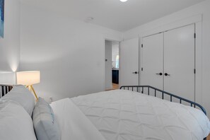 3 quartos, escrivaninha, ferros/tábuas de passar roupa, berço de viagem