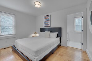 3 quartos, escrivaninha, ferros/tábuas de passar roupa, berço de viagem