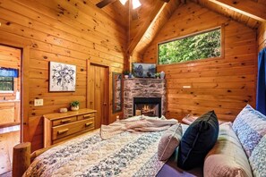 1 bedroom, iron/ironing board, travel crib, WiFi - View, Location, 2 Fireplaces, Hot Tub, Honeymoon! (Sevierville)