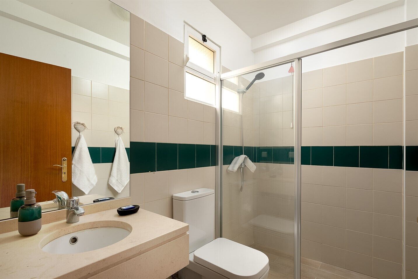 Een douche, een haardroger, handdoeken, toiletpapier