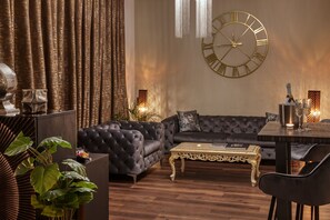 Loft Royal | Vardagsrum | 52-tums platt-tv med digitalkanaler, surfplatta och Netflix