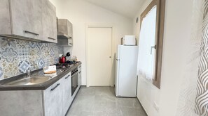 Réfrigérateur, four, plaque de cuisson, cafetière/bouilloire