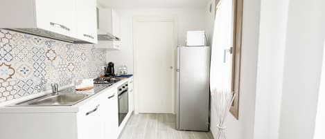 Fridge, oven, stovetop, coffee/tea maker
