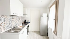 Fridge, oven, stovetop, coffee/tea maker