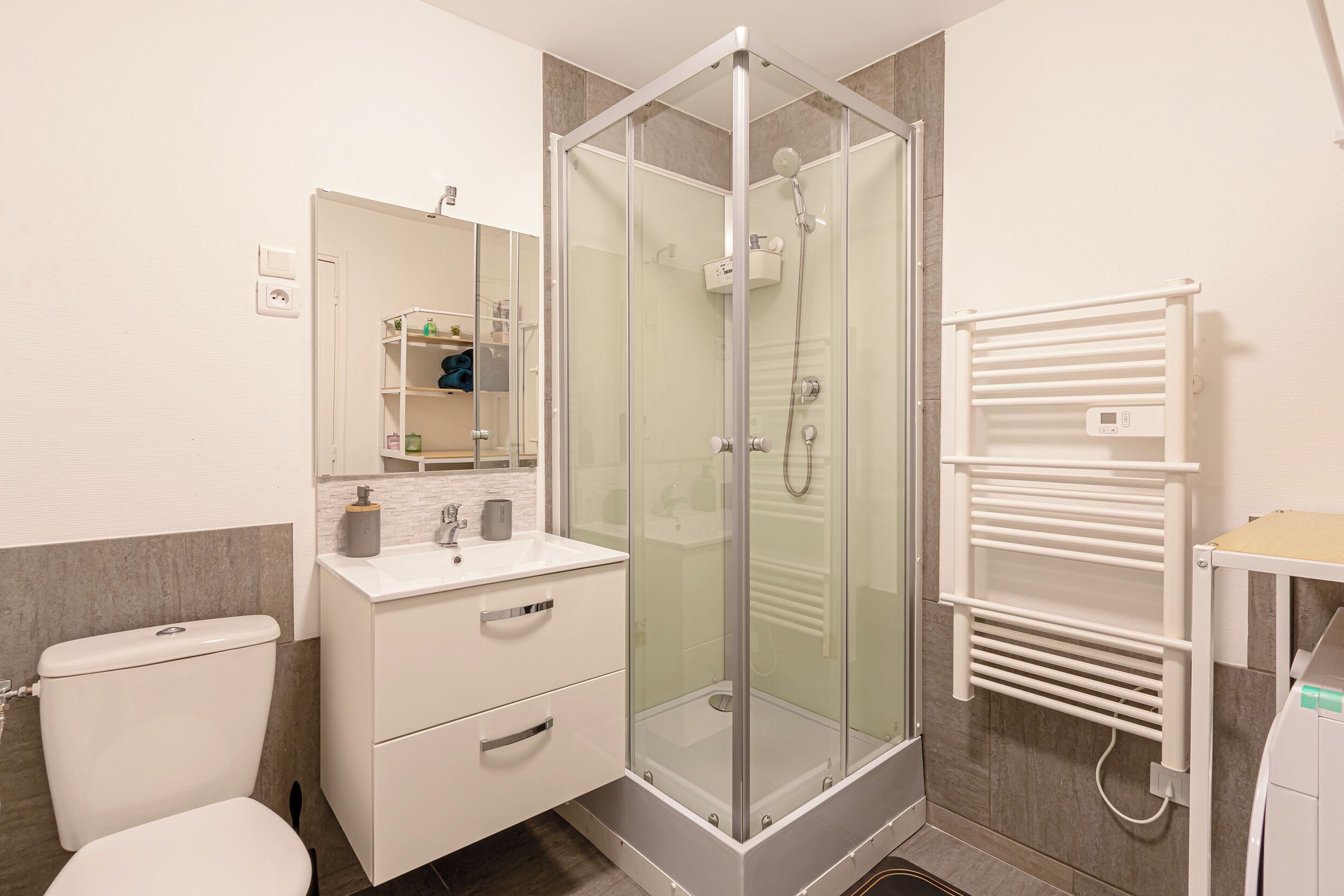 Sèche-cheveux, bidet, serviettes fournies, shampoing