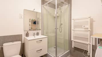 Sèche-cheveux, bidet, serviettes fournies, shampoing