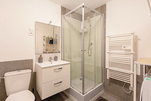 Hair dryer, bidet, towels, shampoo - Appartement de 38m2, 1 à 7 Personnes, Cdg, Jo24, Disneyland Paris 28min (Le Pin)