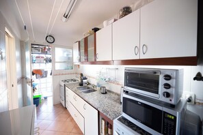 Fridge, oven, cookware/dishes/utensils, dining tables