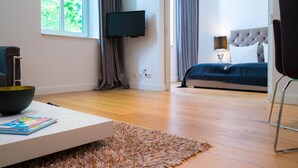 A modern bedroom with a bed, a television, and a view of the outdoors. - Vienna Residence Frankfurt, Schweizer Platz #6074 (Frankfurt)